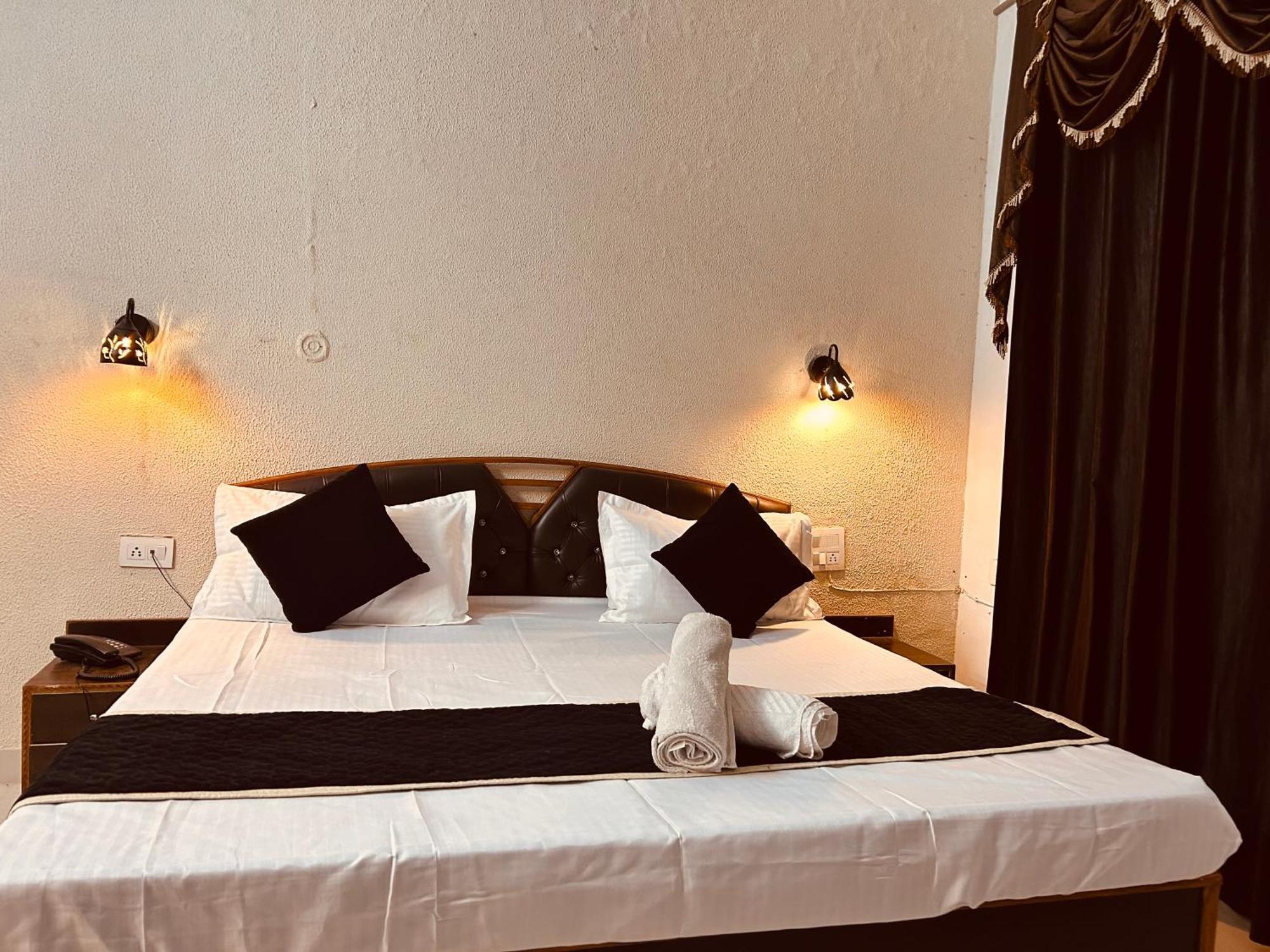 Hotel Royal Respite - Luxury Comfort ! Travellers Delight ! Budget Friendly ! Prime Location ! Guest Favourite リシケーシュ エクステリア 写真