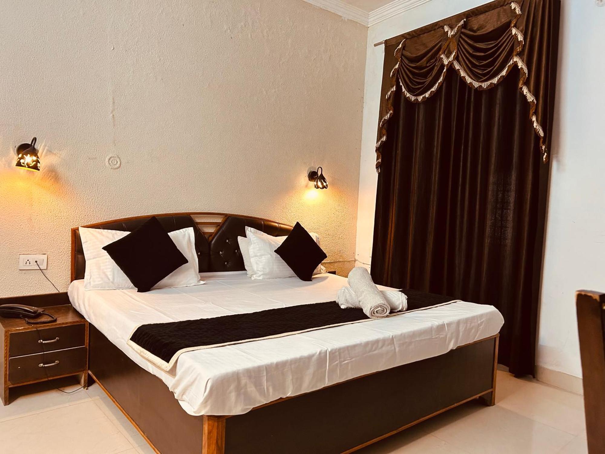 Hotel Royal Respite - Luxury Comfort ! Travellers Delight ! Budget Friendly ! Prime Location ! Guest Favourite リシケーシュ エクステリア 写真