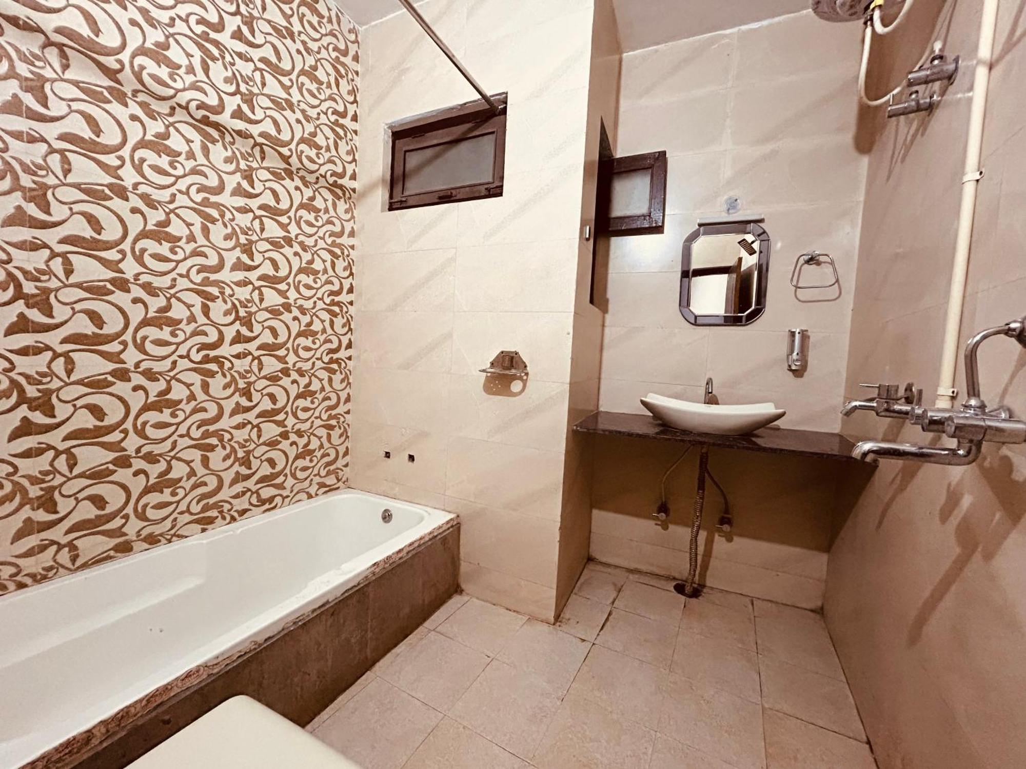 Hotel Royal Respite - Luxury Comfort ! Travellers Delight ! Budget Friendly ! Prime Location ! Guest Favourite リシケーシュ エクステリア 写真