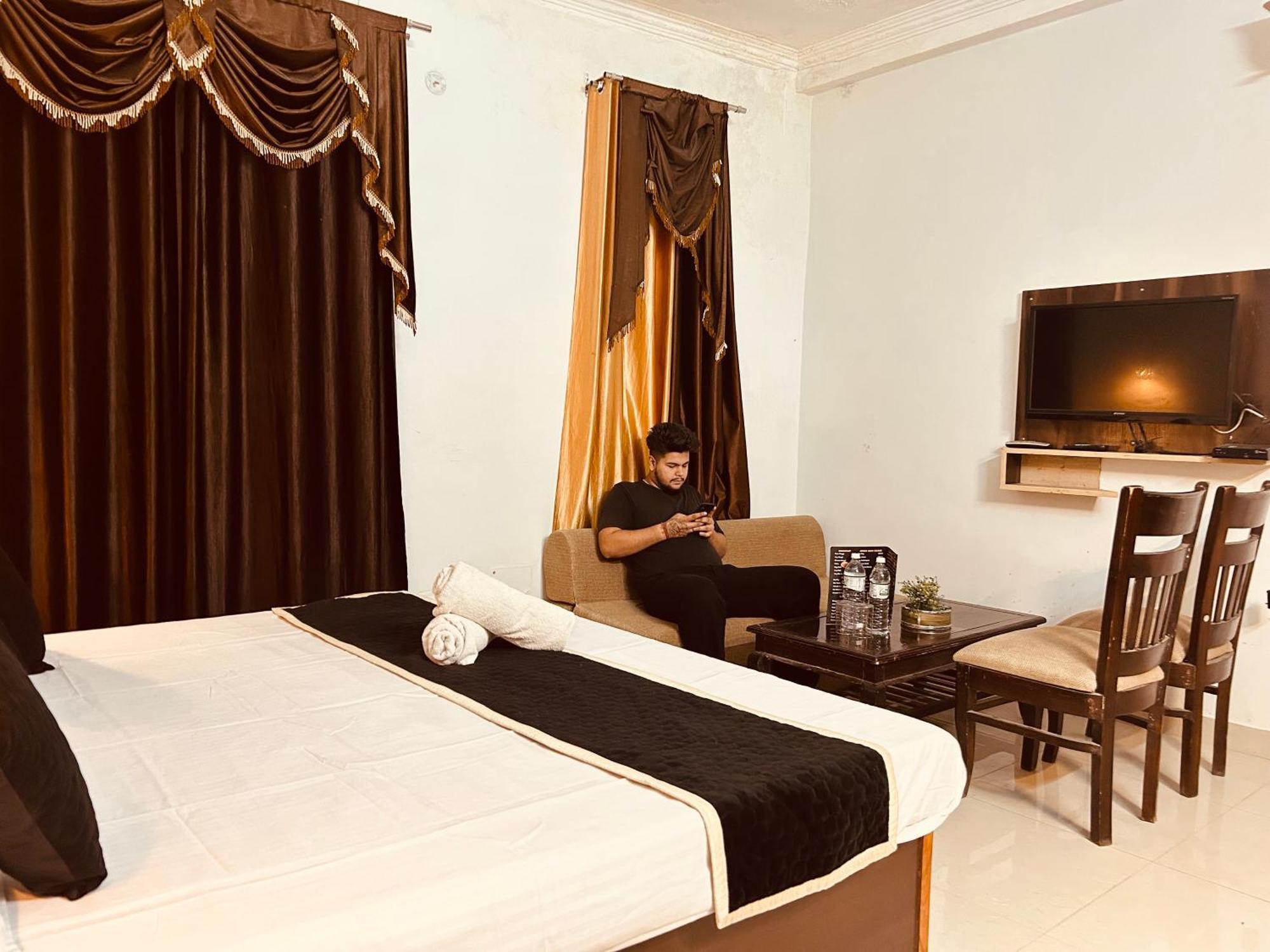 Hotel Royal Respite - Luxury Comfort ! Travellers Delight ! Budget Friendly ! Prime Location ! Guest Favourite リシケーシュ エクステリア 写真