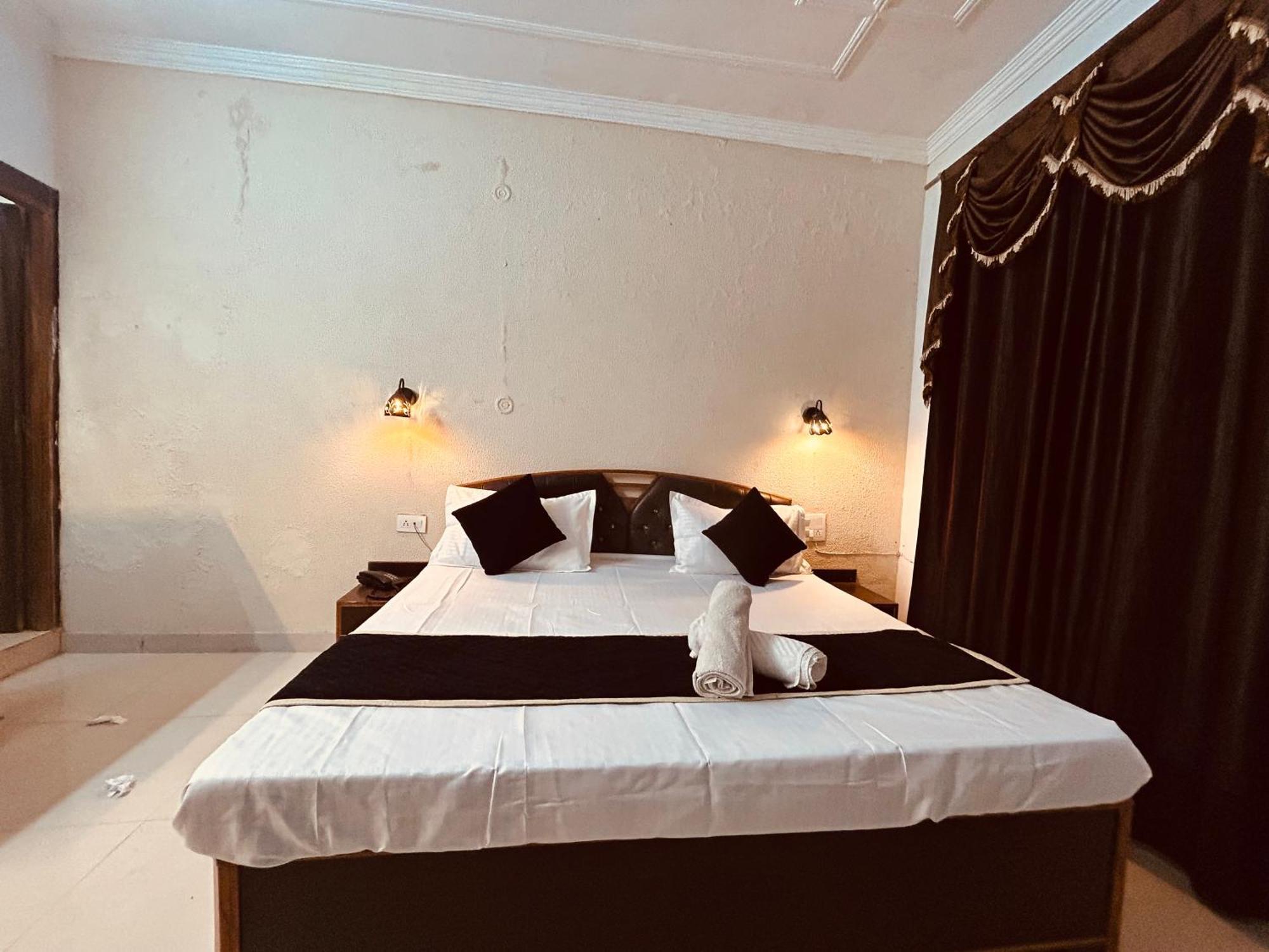 Hotel Royal Respite - Luxury Comfort ! Travellers Delight ! Budget Friendly ! Prime Location ! Guest Favourite リシケーシュ エクステリア 写真