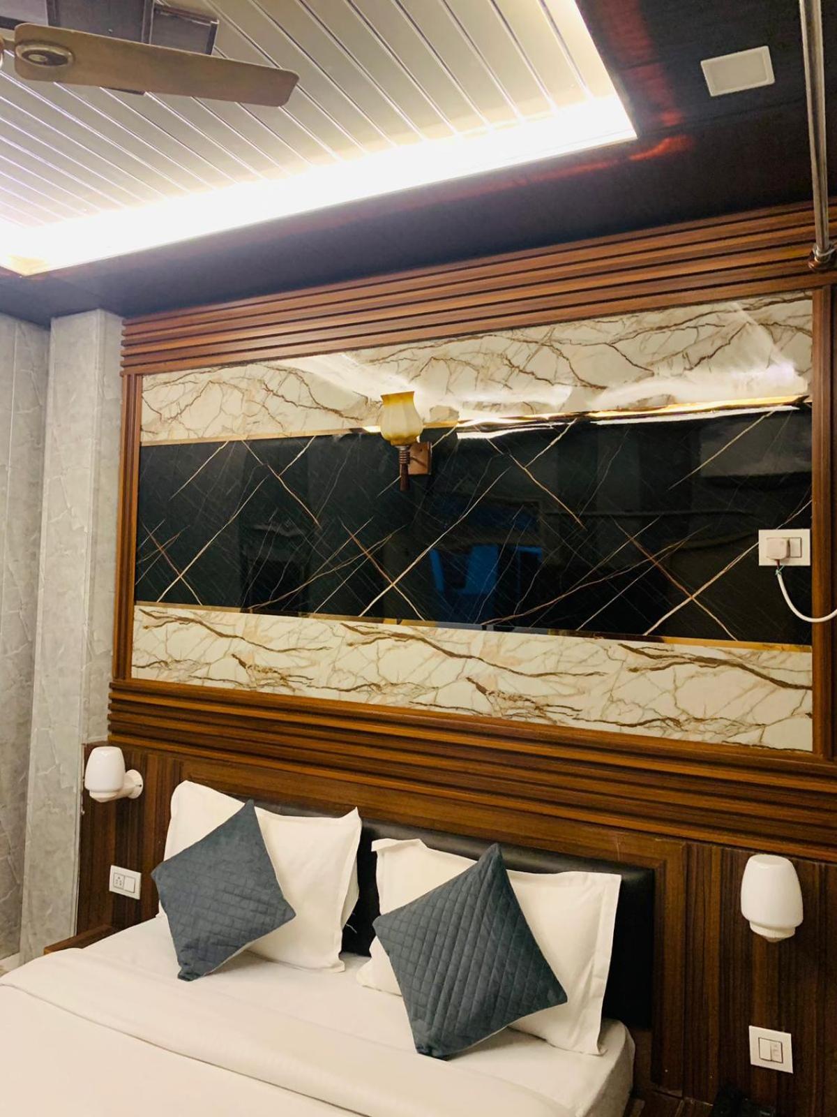 Hotel Royal Respite - Luxury Comfort ! Travellers Delight ! Budget Friendly ! Prime Location ! Guest Favourite リシケーシュ エクステリア 写真